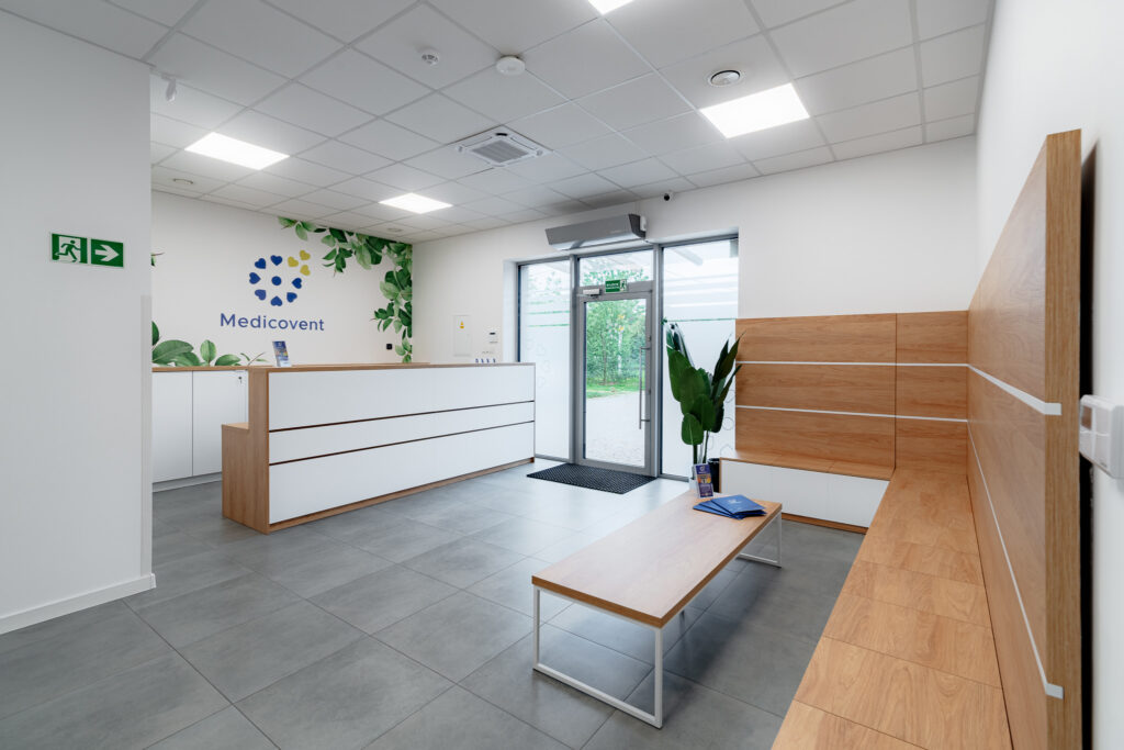 Recepcja i poczekalnia centrum medycznego Medicovent