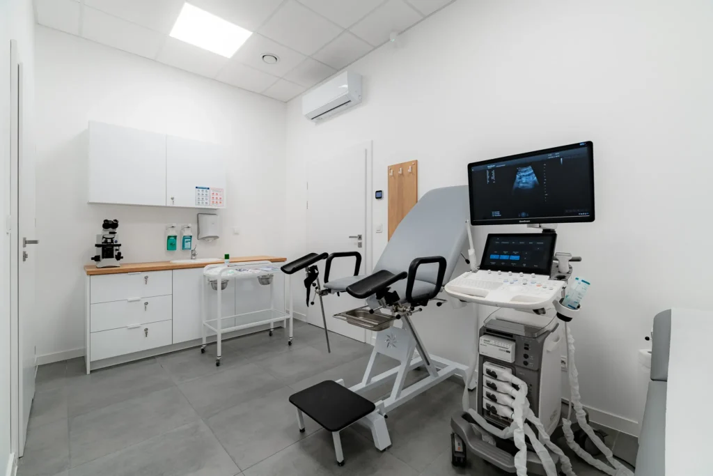 Gabinet ginekologiczny Medicovent z fotelem i aparatem USG