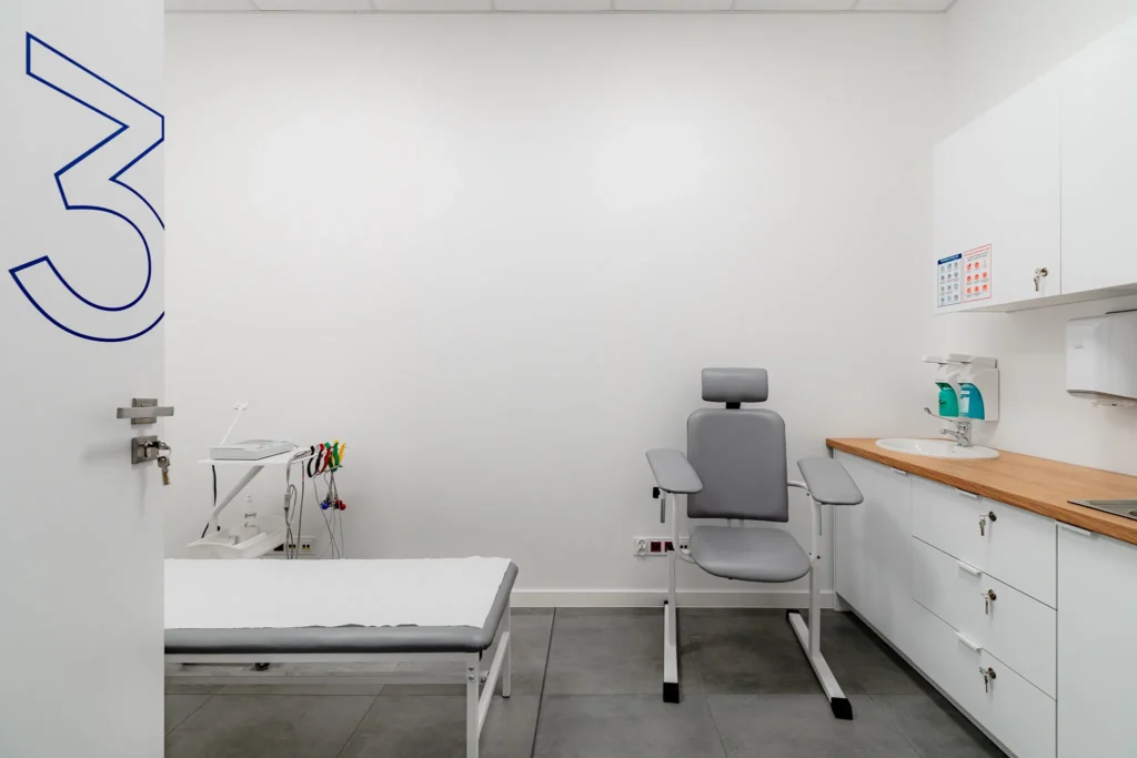 Punkt pobrań Medicovent — fotel do pobierania krwi i wyposażenie gabinetu